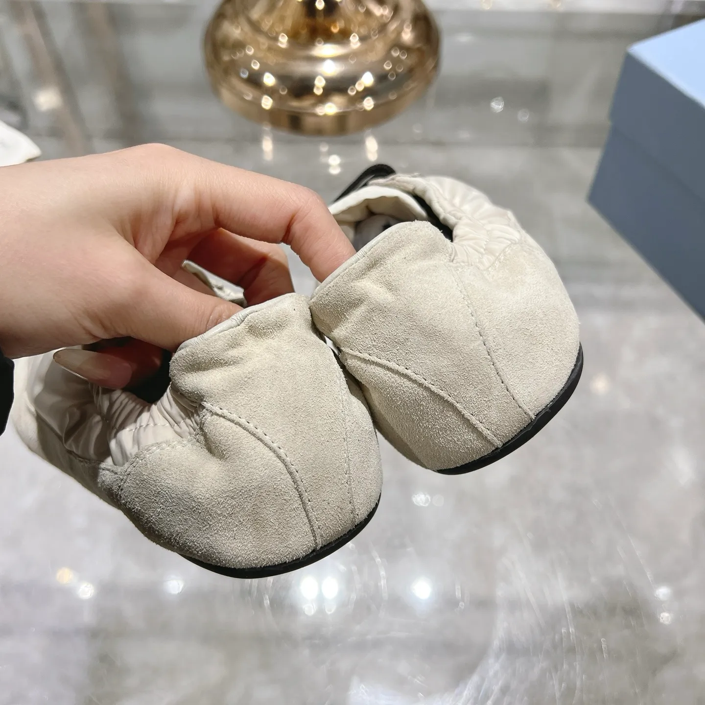 👟👟Ex-factory price 520👟👟Men's size +10 Couple style🎆Prada's new moral training shoes. The upper is suede with texture, and the inner sheepskin is wrapped. It is soft and waxy🎆The insole is thickened with lambskin. It is extremely comfortable to step on, has a sense of support, and feels well wrapped. The shoe shape is full of wrapping, light and easy to wear. A practical casual shoe that makes your legs appear taller! White is clean and refreshing, needed all year round, and can be easily worn with skirts and pants. Upper: imported suede/original molded fabric. Lining: sheepskin. Outsole: rubber outsole! Code number: 35-41 Color: burgundy blue brown green dark green yellow black red gray 9 colors available
